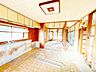 洋室：【リフォーム中】【10月9日撮影】約22帖のLDKです。ご家族でゆっくりとくつろげる、開放感あふれる空間に生まれ変わる予定です。新しく生まれ変わるLDKで家族団らんの時間を楽しんでください。