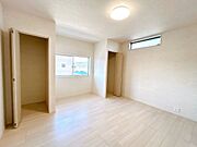 【リフォーム済】2階北側7帖洋室。天井壁クロス張替、フロア張り済。もちろん照明も新品交換設置。