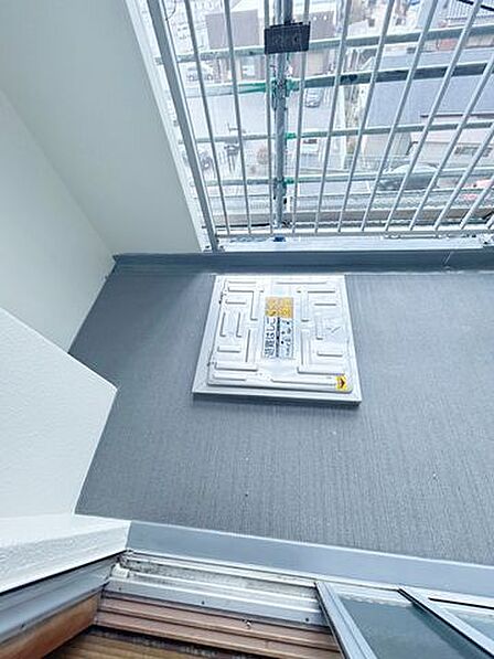 【リフォーム企画中】バルコニーに非常用の出口があります。
