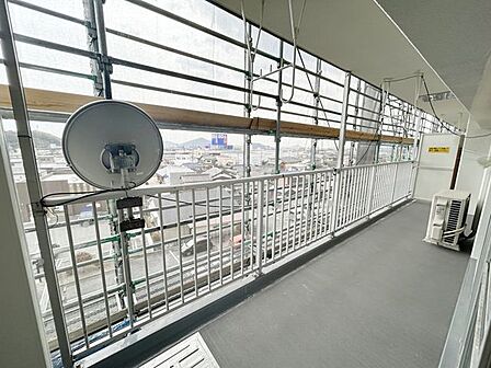 【リフォーム企画中】バルコニーです。現在は修繕が終わり、景色が開けています。
