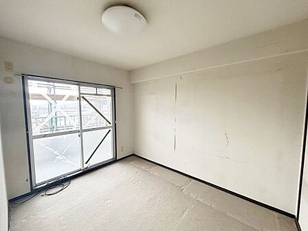 【リフォーム企画中】南側6帖の洋室です。フロアは、新しく張ります。クロス、照明も交換いたします。