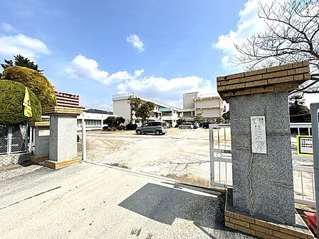 佐波小学校まで約650mです。徒歩約9分で到着できます。