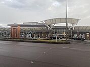 ラ・ムー新居浜店 【駅】予讃線新居浜駅まで約2700ｍ（車で約6分）です。旅行や遠方への出張の際も便利な距離感ですね。 1300m
