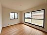 室内：【リフォーム済】2階東側洋室です。真ん中で壁を作成することで2部屋に分けました。各居室にオープンクローゼットを作成しました。