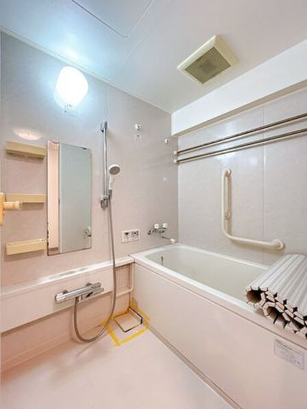 【リフォーム済】浴室は浴槽のクリーニング、水栓金具の交換を行いました。壁には手すりが付いているので、お年を召した方にも安心です。