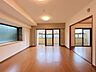 洋室：【リフォーム済】リビングはキッチン交換しました。フロア・クロス張替を行いました。南面に大きな窓があるので、明るく過ごしやすい空間になっています。