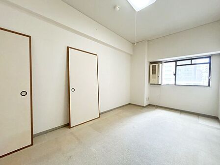 【リフォーム中】南側洋室はフロアタイル・クロスの張替をおこないます。