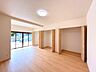 室内：（リフォーム済）和室を11.2帖洋室に変更し、天井・壁のクロスを貼替し、床材を張り替えしました。壁1面が収納スペースで片付けしやすいです。