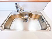 新品交換したキッチンのシンクはサビにくく熱に強いステンレス製です。水はねの音を抑える静音設計で、従来よりもさらに水音が静かになっています。