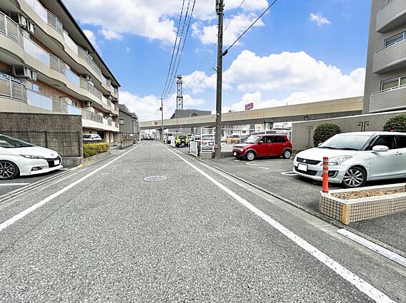 前面道路は広々...