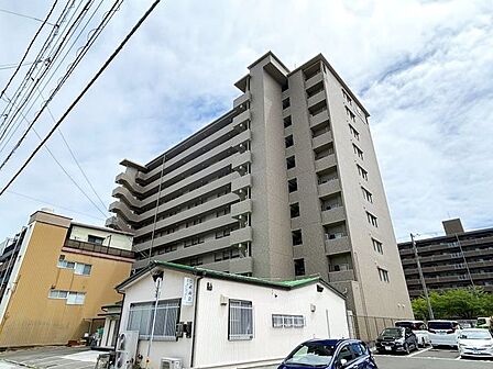 重厚感のあるタイル張りの外観が印象的なマンション。存在感のあるフォルムと落ち着いた街並みに調和したデザインが魅力です。管理状態も良好で、快適なマンションライフを支える住環境が整っています。