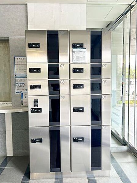 不在時でも荷物の受け取りが可能な宅配ボックスを完備。忙しい毎日の荷物受け取りをサポートし、再配達の手間を軽減します。快適で利便性の高いマンションライフを実現できる住まいです。