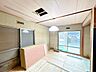 室内：【リフォーム中】1階玄関横の和室は洋室に間取り変更予定です。南側の道路に面していますので照明がなくても明るいお部屋です。