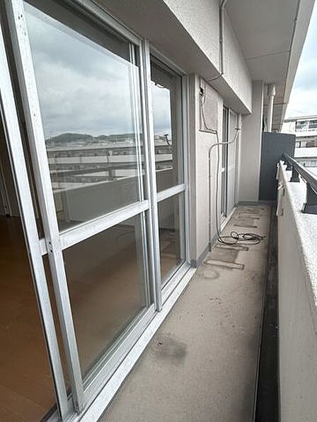 【バルコニー】2部屋に面している広いバルコニーです。洗濯ものや布団を干すスペースとしても活用できます。