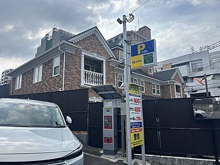 【駐車場】マンション敷地内駐車場は現在空き有りませんが、一部コインパーキングになっていますので便利ですね。