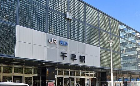 千早駅(JR九州 鹿児島本線) JR鹿児島本線・西鉄貝塚線「千早」駅まで徒歩7分（約500M）です。Wアクセスで、天神・博多駅行きがあります。電車は渋滞の心配なく通勤・通学に便利です。
