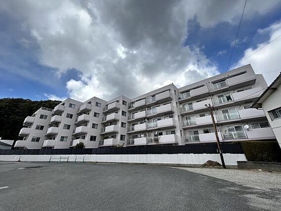 マンション外観...