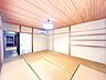 寝室：【現況販売】1階東側10畳和室の写真です。