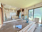 【リフォーム中・5/24撮影】14帖のリビングです。南向きで明るいです。フローリング重ね張り、クロスの張替などリフォームします。