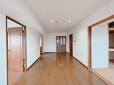 【リフォーム中】リビング約21帖のLDKに変更中。床はフロアタイル、壁と天井はクロス貼替、照明器具を設置します。ご家族でくつろげるリビングに仕上げます。