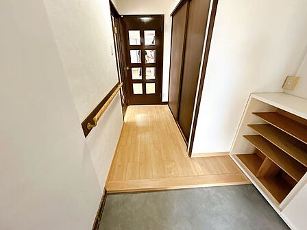 【リフォーム完成】玄関ホールです。シューズボックスはクリーニングを行い外装はシートを貼りました。