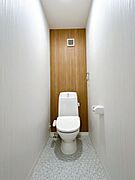 【リフォーム済】トイレはジャニス製の温水洗浄機能付きに新品交換しました。表面は凹凸がないため汚れが付きにくく、継ぎ目のない形状でお手入れが簡単です。節水機能付きなのでお財布にも優しいですね。