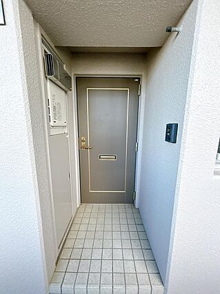 玄関度と側から...