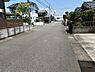 外観：（リフォーム済）前面道路は6ｍあるので安心して駐車できます。