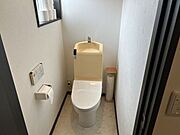 【トイレ】トイレの写真になります。洗浄機付きのものになります。