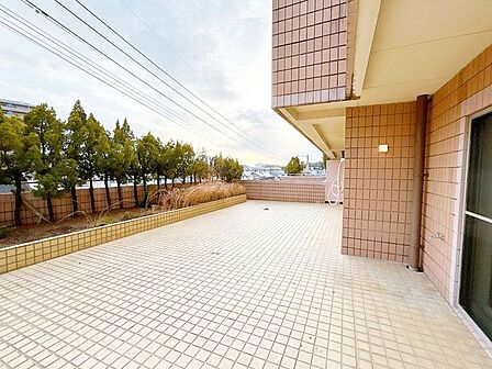 【リフォーム済:テラス】各居室から出入りができるテラスがあります。約78平方メートルの広さがあるのでガーデニングや自身の趣味に活用いただけそうです。