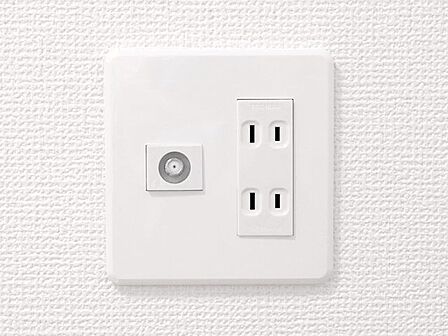 【同仕様写真】各居室にTVジャック付きコンセントを新設しております。その他も間取に合わせて、適宜、コンセントを増設しております。