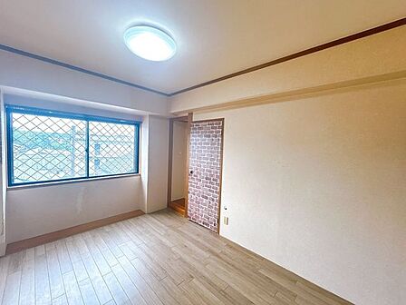 【リフォーム前】リビング横約6帖洋室の写真です。間取り変更を行い、約18.22帖のLDKに変更予定です。※企画は変更になる場合があります。