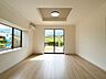 リビング/ダイニング：【リフォーム済】約14帖のLDKです。天井・壁クロス張替、フロア仕上げ、照明器具交換、火災報知機設置、エアコン新品設置。大きな窓があり陽光が心地よいので家族団欒にぴったりの空間です。