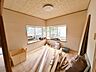 洋室：【リフォーム中】6帖洋室写真です。2面採光のお部屋で、明るく温かい空間です。