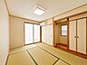 室内：【リフォーム済】1階和室のお写真です。玄関横の居室ですので、客間としてもお使いいただけますよ。
