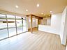 リビング/ダイニング：【リフォーム済】LDKです。洋室と和室をつなげてご家族の集まれるLDKへと変更しました。収納もあるので使い勝手がいいですね。