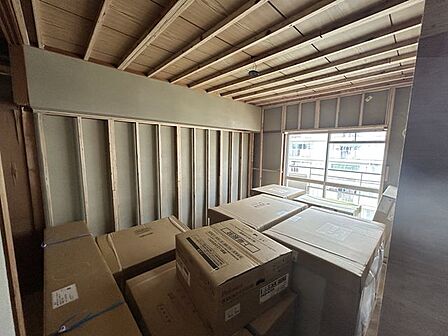 【リフォーム中】リビング フローリングは上張り、クロスの張替え、建具・照明の交換を行います。