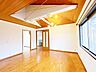 リビング/ダイニング：【リフォーム中】2階リビングです。天井の梁が見えておしゃれな雰囲気になっています。