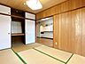 和室：【現況写真】和室別角度から。大きな押入れがあるので、収納には困らなさそうです。