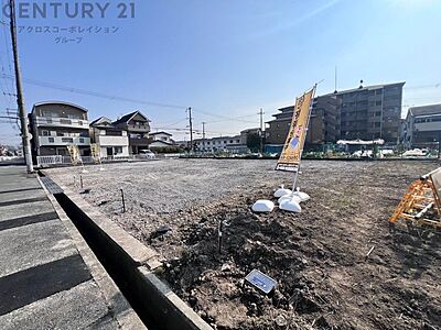 外観：小園小学校通学エリアに全3区画の分譲地誕生です。区画整理が行われ整った街並みになっており暮らしやすい住環境です。ＪＲ塚口駅と阪急園田駅の中間に位置し、2沿線利用可能で便利です。