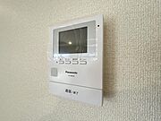 訪問者がひと目でわかるモニター付きインターホンを標準装備。お子さまのお留守番にも安心です！