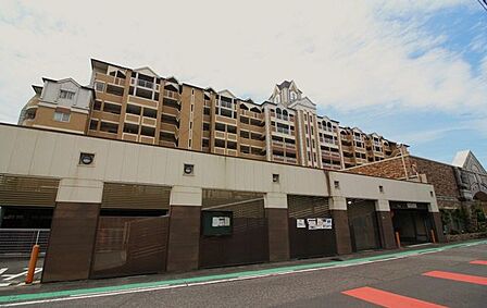 コンビニまで徒歩約1分、スーパーまで徒歩約5分、薬局までは徒歩約10分と周辺環境が大変充実していて住みやすい環境となります◎
