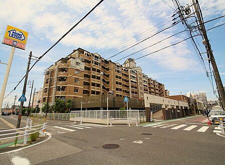 前面道路はしっかりと整備されており、お車のすれ違いも安心して頂ける広さがございます。お気軽にお問合せください。