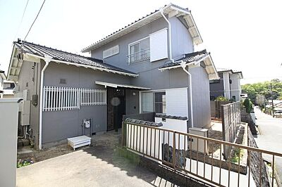 外観：住宅環境の良い滝団地、南向き角地の中古物件。即入居可能となっており、R2年 フルリフォーム履歴あり。