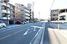 外観：広々とした道路です。歩道も整備されているので安心ですね。
