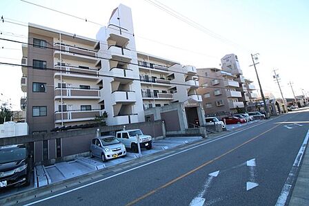 愛知環状鉄道「大門」駅まで、徒歩約13分です。電車でのお出かけや、通勤、通学にも便利です。