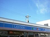 ローソン　岡崎鴨田南町店ラーメン屋との兼任駐車場でかなり広く、たくさん止めることができます。 660m