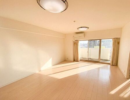 LDK約18.4帖です。南向きの窓から暖かな日差しが差し込み、明るい室内です。