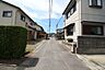 外観：大通り沿いではないため、車通りも多くなく安心できる前面道路です。対向車がきてもすれ違える広さがございます。