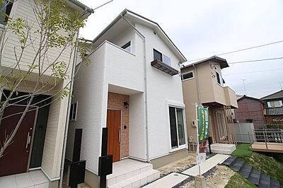 外観：岡崎市羽根町の新築戸建です！ショッピングモール、スーパーも近く、生活しやすい住環境！小・中学校徒歩圏内！